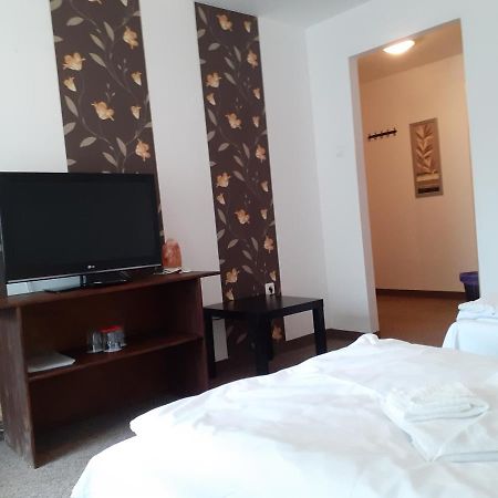 Bed and Breakfast Tavi Panzio Es Etterem Veresegyház Exterior foto