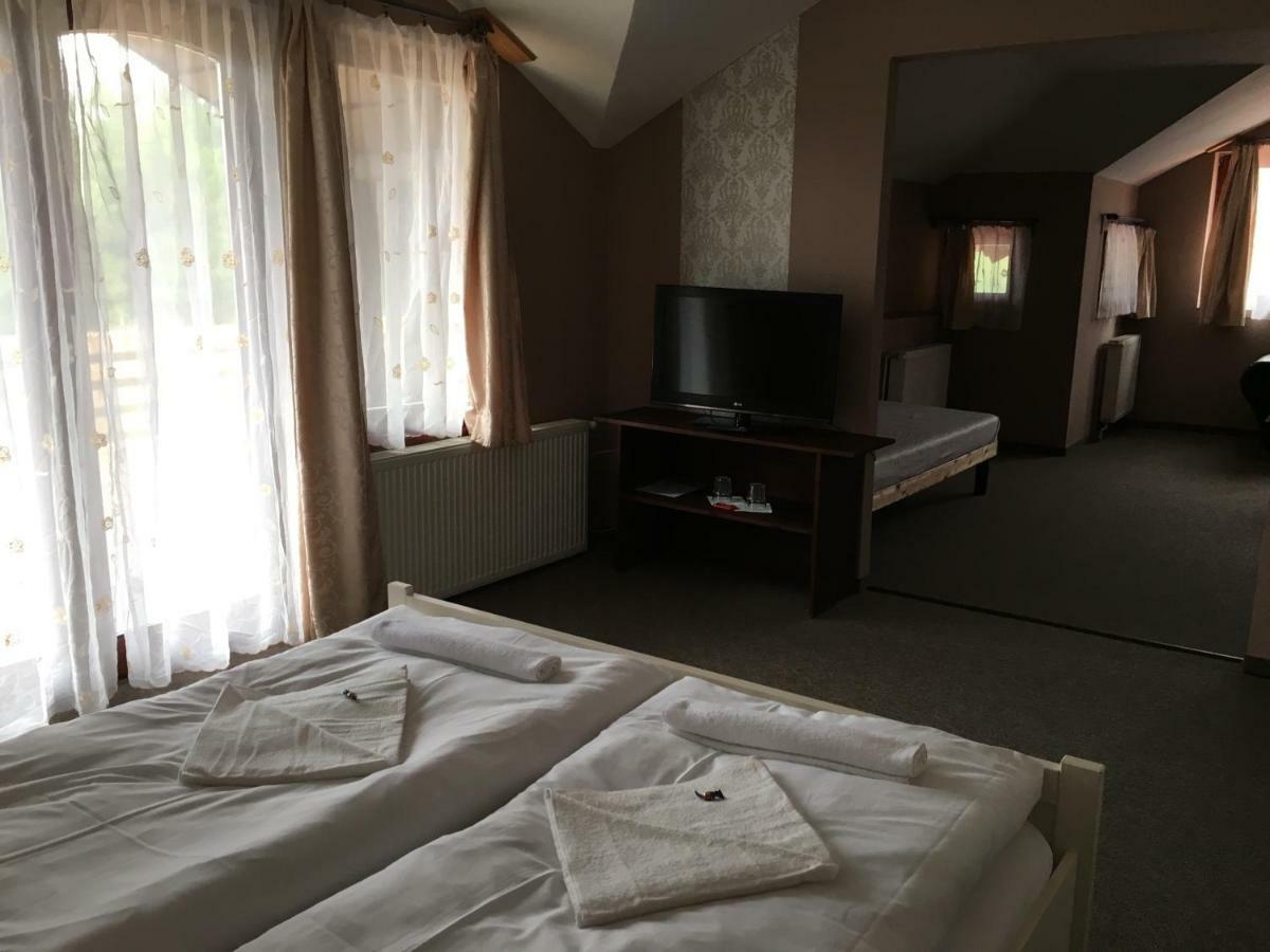 Bed and Breakfast Tavi Panzio Es Etterem Veresegyház Exterior foto