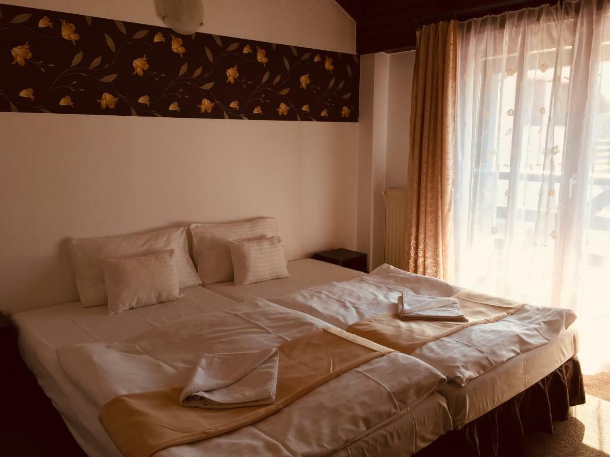 Bed and Breakfast Tavi Panzio Es Etterem Veresegyház Exterior foto