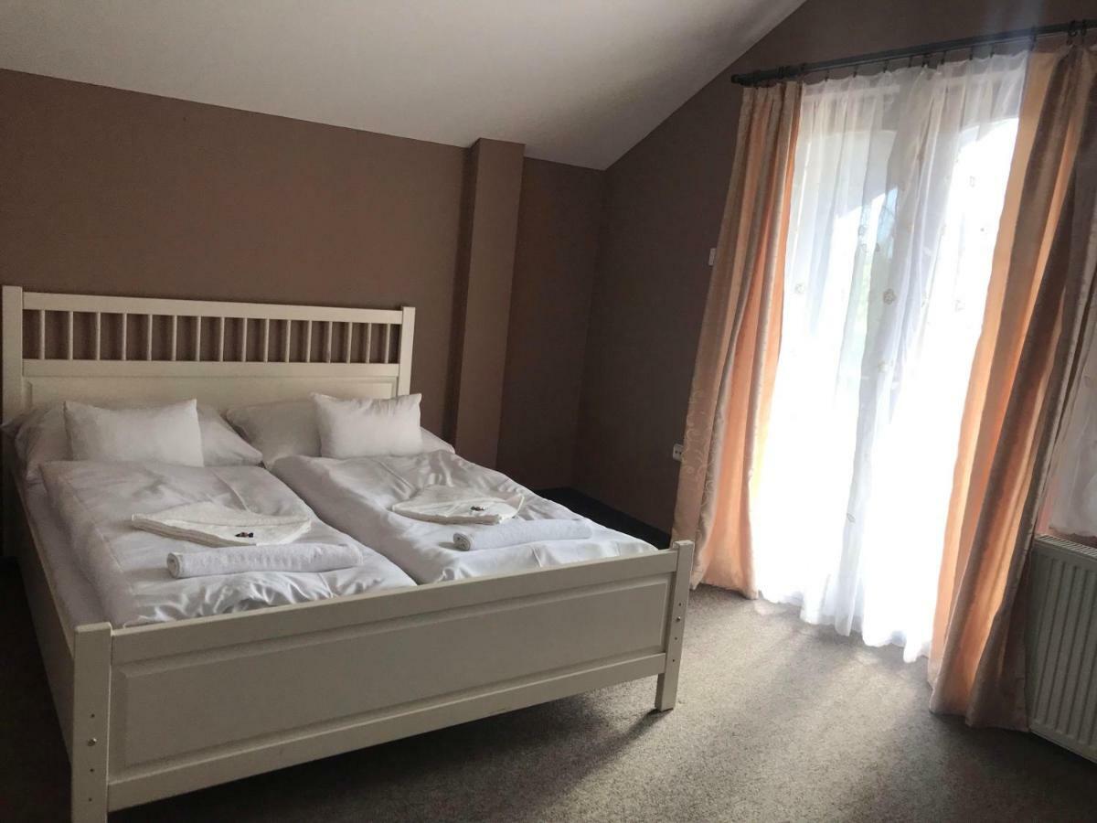 Bed and Breakfast Tavi Panzio Es Etterem Veresegyház Exterior foto