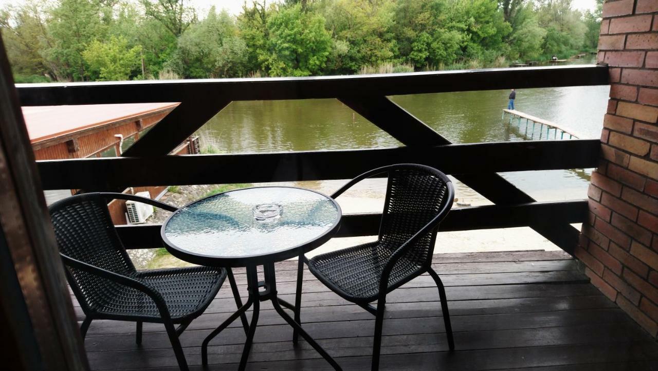 Bed and Breakfast Tavi Panzio Es Etterem Veresegyház Exterior foto