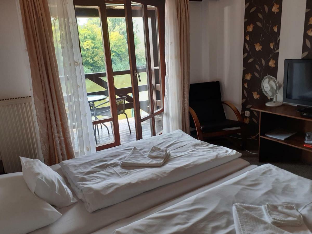 Bed and Breakfast Tavi Panzio Es Etterem Veresegyház Exterior foto