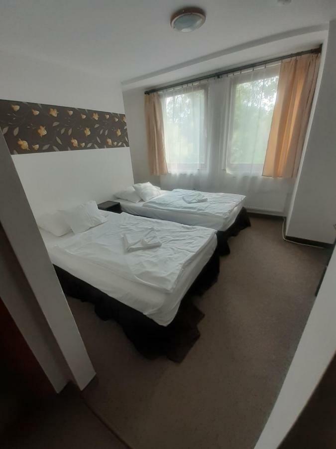 Bed and Breakfast Tavi Panzio Es Etterem Veresegyház Exterior foto
