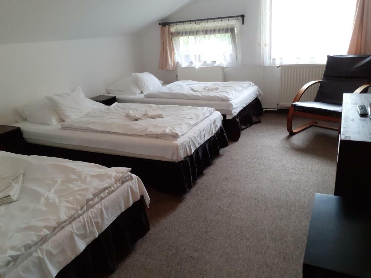 Bed and Breakfast Tavi Panzio Es Etterem Veresegyház Exterior foto