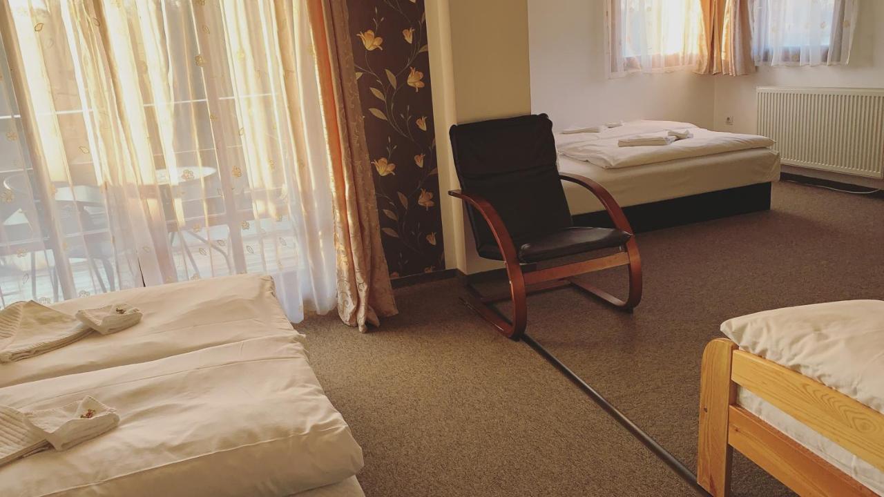 Bed and Breakfast Tavi Panzio Es Etterem Veresegyház Exterior foto